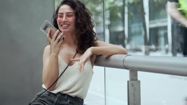 Video Una Joven Mujer Negocios Sonriente Usando Teléfono Móvil Sentado — Vídeos de Stock