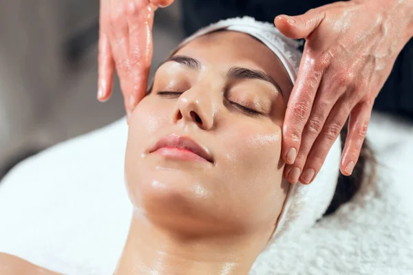 Tiro Cosmetologista Fazendo Massagem Facial Para Rejuvenescimento Para Mulher Enquanto — Fotografia de Stock