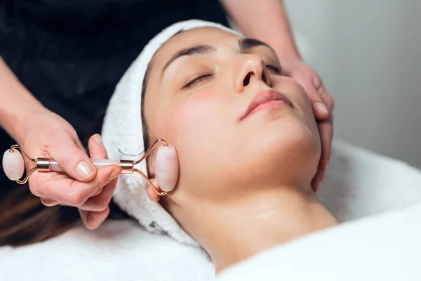 Tiro Cosmetologista Fazendo Terapia Facial Para Rejuvenescimento Para Mulher Enquanto — Fotografia de Stock