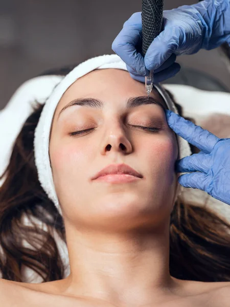 Shot Cosmetologist Making Micropigmentation Injection Face Rejuvenation While Lying Stretcher — Stock Photo, Image