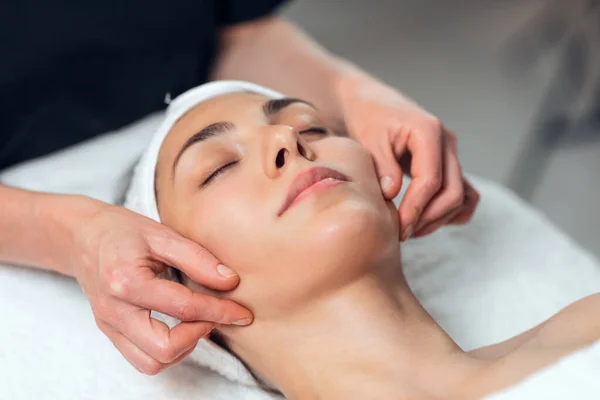 Tiro Cosmetologista Fazendo Massagem Facial Para Rejuvenescimento Para Mulher Enquanto — Fotografia de Stock