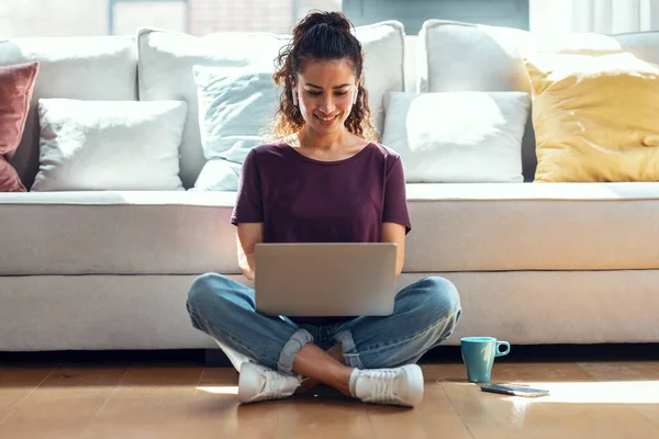 Foto Una Mujer Joven Bonita Usando Portátil Mientras Escucha Música —  Fotos de Stock