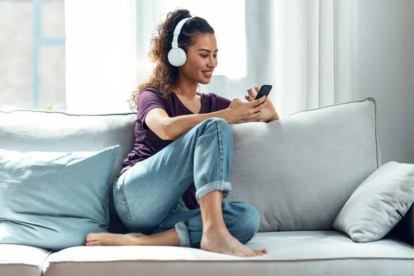 Skott Leende Ung Kvinna Lyssnar Musik Med Smartphone När Sitter — Stockfoto