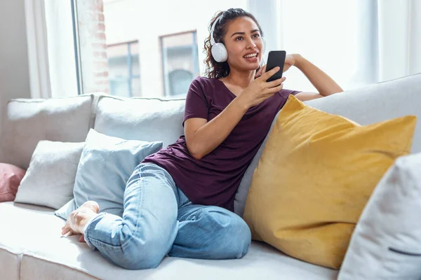 Aufnahme Einer Lächelnden Jungen Frau Die Hause Auf Dem Sofa — Stockfoto