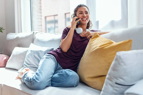 Tiro Jovem Sorridente Ouvindo Música Com Smartphone Enquanto Estava Sentado — Fotografia de Stock