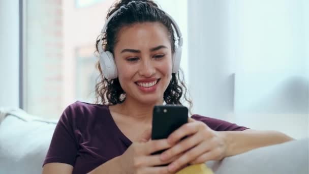 Video Usměvavé Mladé Ženy Poslech Hudby Chytrým Telefonem Zatímco Sedí — Stock video