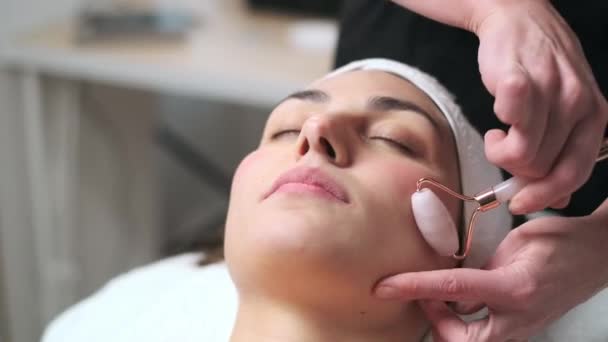 Vídeo Cosmetologista Fazendo Terapia Facial Para Rejuvenescimento Para Mulher Enquanto — Vídeo de Stock