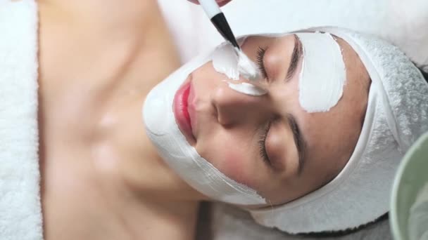 美容师在温泉中心的担架上对女性使用海藻酸钠面膜的视频 — 图库视频影像
