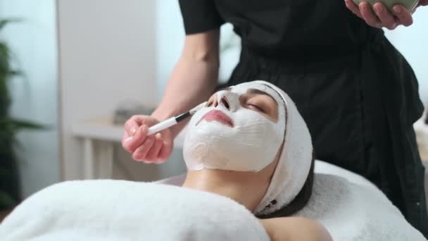 Video Cosmetologo Applicare Maschera Viso Alginati Alla Donna Mentre Sdraiato — Video Stock