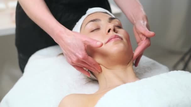 Video Del Cosmetólogo Haciendo Masaje Facial Para Rejuvenecer Mujer Mientras — Vídeo de stock