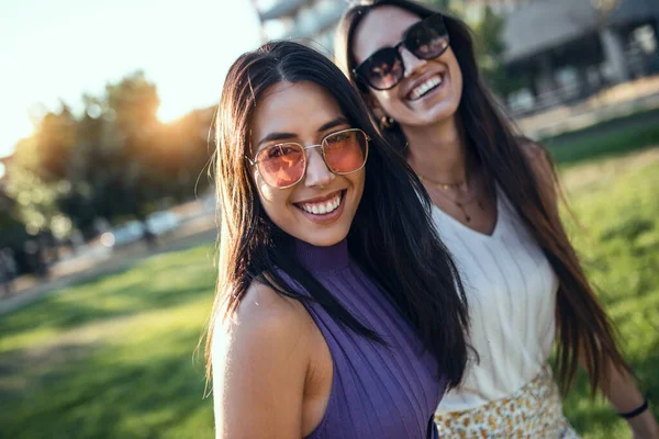 Shoot Two Beautiful Young Women Having Fun While Walking Park — Stock Photo, Image