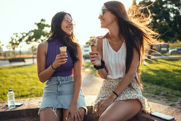 Schieten Van Twee Mooie Jonge Vrouwen Die Ijs Eten Terwijl — Stockfoto