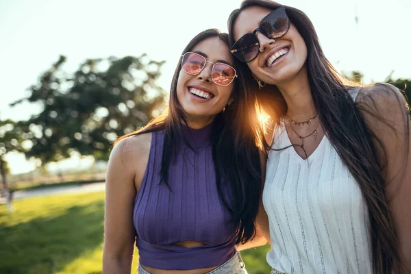 Shoot Two Beautiful Young Women Having Fun While Walking Park — Stock Photo, Image