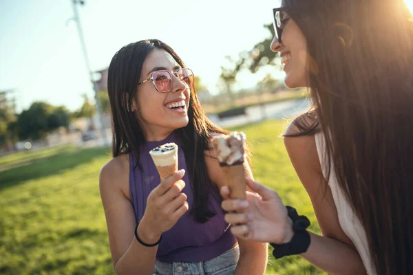 Schieten Van Twee Mooie Jonge Vrouwen Die Ijs Eten Terwijl — Stockfoto