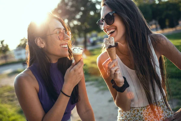 Schieten Van Twee Mooie Jonge Vrouwen Die Ijs Eten Terwijl — Stockfoto