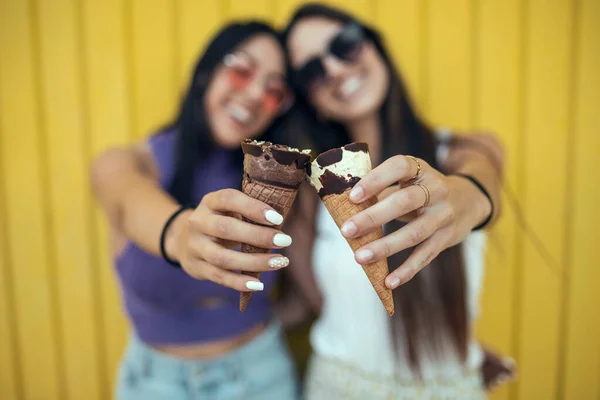 Atire Duas Belas Jovens Mulheres Comendo Sorvete Enquanto Divertindo Fundo — Fotografia de Stock