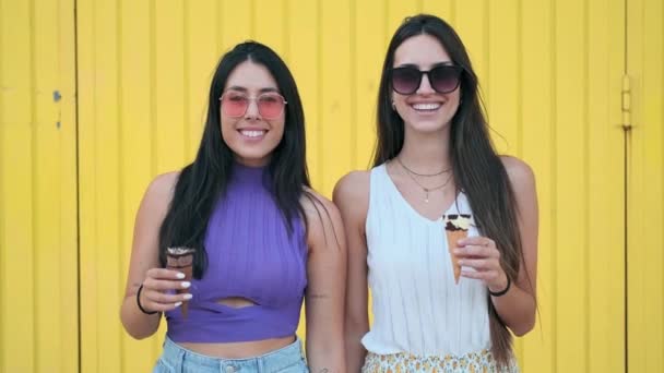 Video Dos Hermosas Mujeres Jóvenes Comiendo Helado Mientras Divierten Fondo — Vídeos de Stock