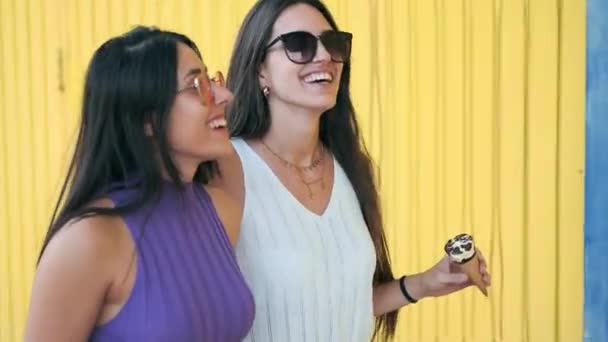 Video Dos Hermosas Mujeres Jóvenes Comiendo Helado Mientras Divierten Fondo — Vídeos de Stock