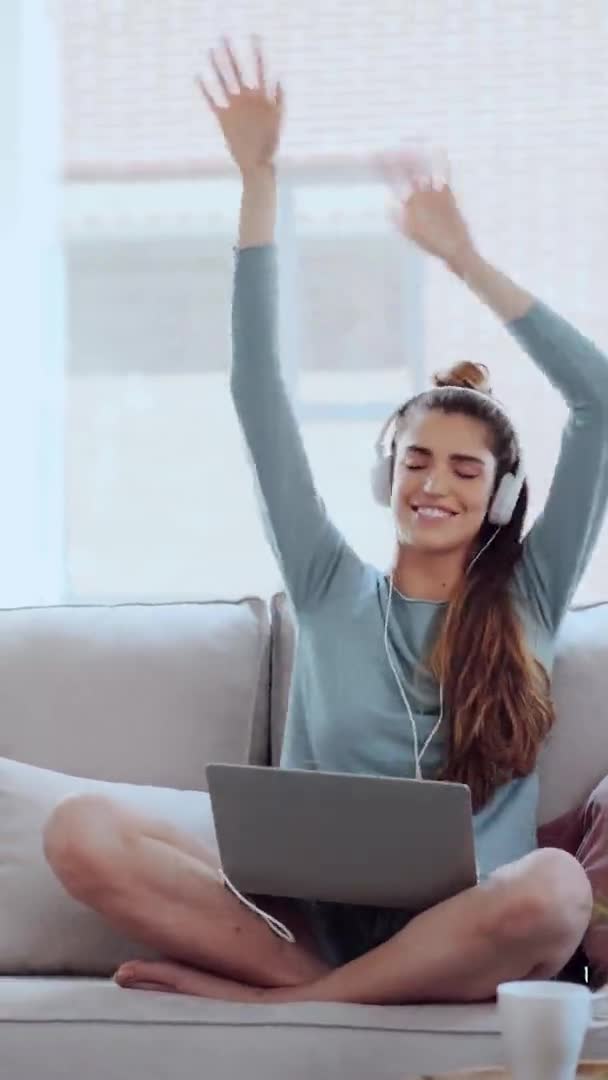 Vídeo Mulher Bonita Ouvindo Música Com Smartphone Enquanto Dança Sofá — Vídeo de Stock