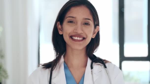 Nagranie Szczęśliwej Młodej Pani Doktor Uśmiechającej Się Patrzącej Kamerę Podczas — Wideo stockowe