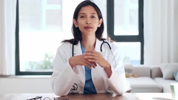Video Hermosa Doctora Mirando Cámara Mientras Trabaja Sentada Consulta — Vídeos de Stock