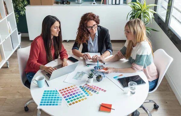 Tiro Grupo Mulheres Designer Multiidade Que Trabalham Projeto Design Escolher — Fotografia de Stock