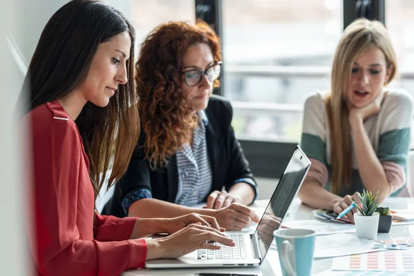 Fotografía Del Grupo Mujeres Diseñadoras Multiedad Que Trabajan Proyecto Diseño — Foto de Stock