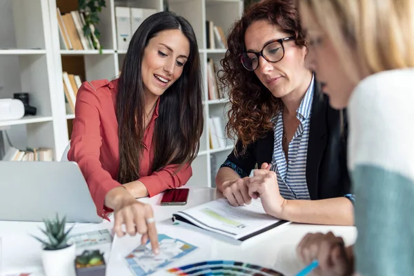 Fotografía Del Grupo Mujeres Diseñadoras Multiedad Que Trabajan Proyecto Diseño — Foto de Stock