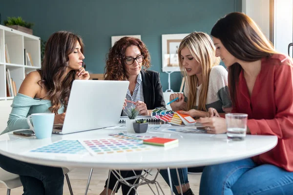 Scatto Gruppo Donne Designer Multiage Che Lavorano Progetto Design Mentre — Foto Stock