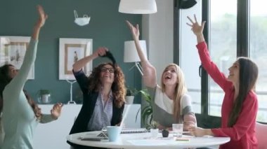 Coronavirüs salgınının sona erişini kutlayan çok yaşlı tasarımcı kadınların videosu. Ofisteki kameraya bakarken hijyenik bir maske çıkarıyorlar..