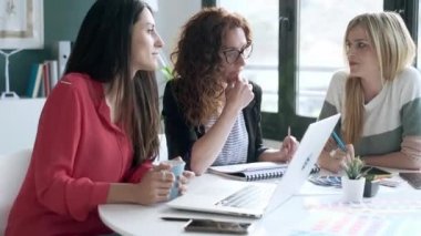 Ofisteki materyalleri seçerken bir tasarım projesinde çalışan çok yaş tasarımcı kadınların videosu.