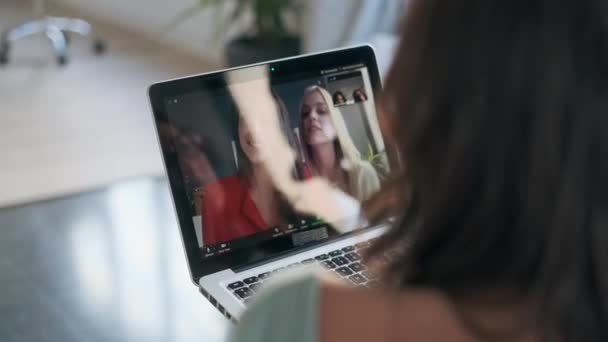 Video Belle Donne Che Salutano Mano Mentre Fanno Videochiamata Guardando — Video Stock