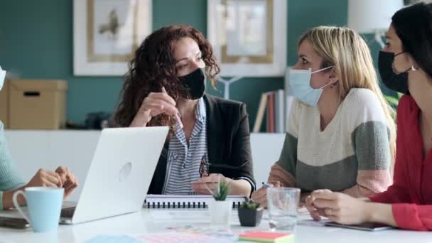 Vídeo Grupo Mulheres Designer Multiage Com Uma Máscara Higiênica Trabalhando — Vídeo de Stock