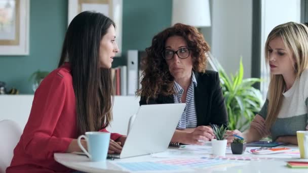 Video Del Grupo Mujeres Diseñadoras Multiedad Que Trabajan Proyecto Diseño — Vídeos de Stock