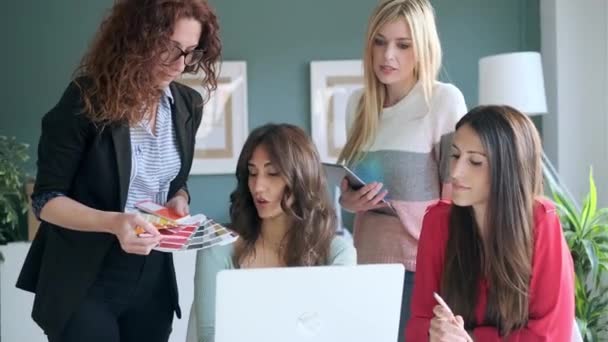 Ofisteki Çalışmaların Sunumu Için Bilgisayarın Etrafında Duran Başarılı Kadınlarının Videosu — Stok video