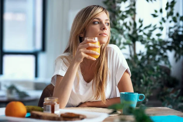 Foto Hermosa Mujer Desayunando Sano Sala Estar Casa — Foto de Stock