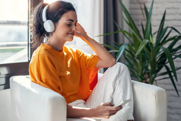 Foto Mujer Amable Escuchando Música Con Teléfono Inteligente Mientras Está — Foto de Stock