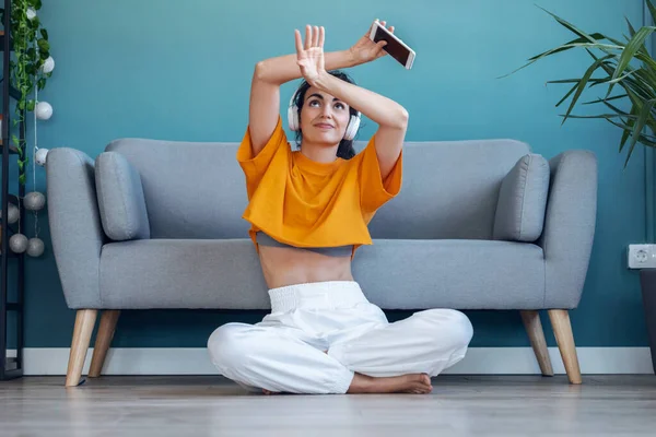 Motive Olmuş Genç Bir Kadının Evde Dans Ederken Akıllı Telefonuyla — Stok fotoğraf