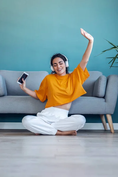 Tiro Moça Motivada Ouvindo Música Com Smartphone Enquanto Dança Sentada — Fotografia de Stock