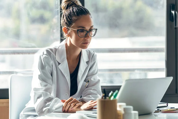 Fotografía Doctora Hablando Mientras Explica Tratamiento Médico Paciente Través Una — Foto de Stock