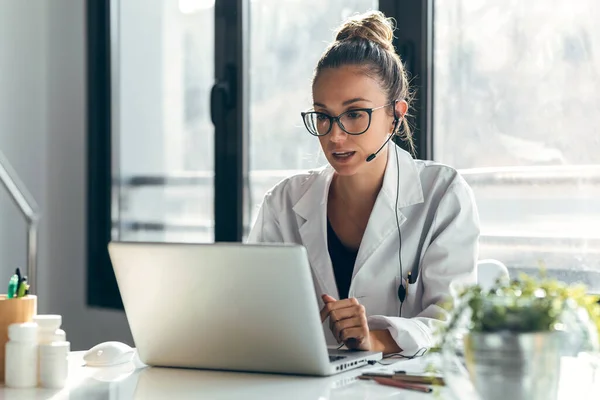 Fotografía Doctora Hablando Mientras Explica Tratamiento Médico Paciente Través Una — Foto de Stock