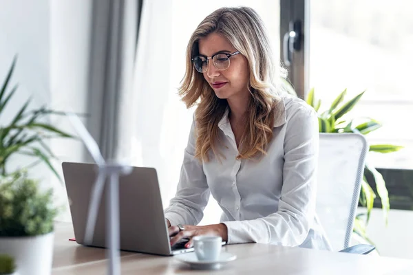 Tiro Atraente Jovem Mulher Negócios Trabalhando Com Laptop Espaço Trabalho — Fotografia de Stock