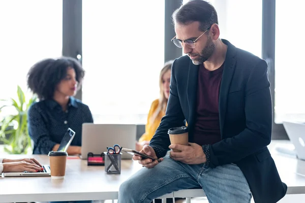 Yetişkin Bir Adamın Kahve Içerken Cep Telefonunu Kullanması Arka Planda — Stok fotoğraf