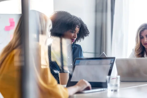 Tiro Gente Negocios Casual Multiage Que Trabajan Con Computadoras Portátiles — Foto de Stock