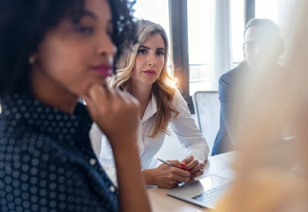 Tiro Gente Negocios Casual Multiage Que Trabajan Con Computadoras Portátiles — Foto de Stock