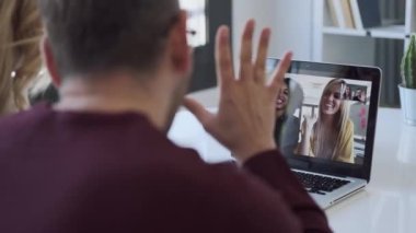 Modern bir girişimde iş adamının el salladığı video..