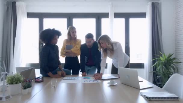 Video Del Team Business Intelligente Che Parla Con Colleghi Durante — Video Stock