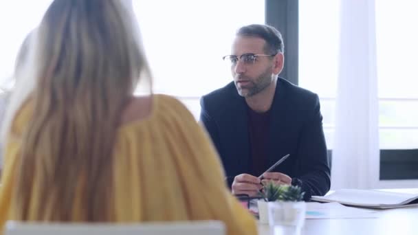 Video Gente Negocios Multiedad Trabajando Con Computadoras Portátiles Mientras Hablan — Vídeo de stock