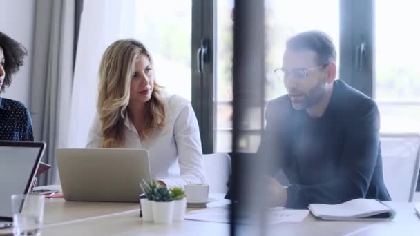 Wideo Multiage Business People Working Laptopy Podczas Rozmowy Nowym Projekcie — Wideo stockowe
