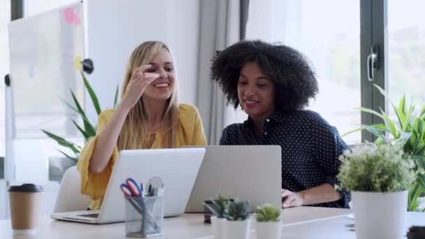 Video Van Zakenvrouwen Die Samenwerken Met Laptop Terwijl Praten Een — Stockvideo